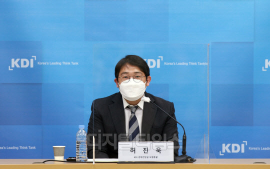 허진욱 KDI 경제전망실 모형총괄 연구위원은 29일 정부 세종청사에서'코로나19 위기시 재정의 경기대응에 대한 평가와 시사점'에 대해 브리핑을 하고 있다. <기획재정부 제공>